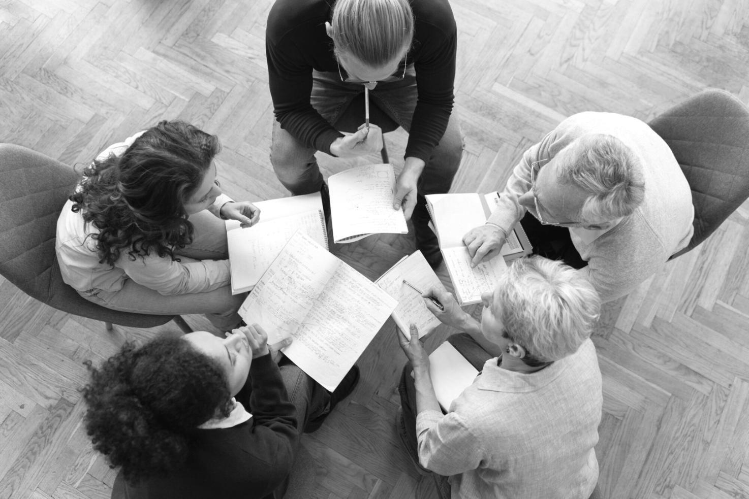 Équipe d'analystes financiers travaillant sur des modèles de valorisation complexes