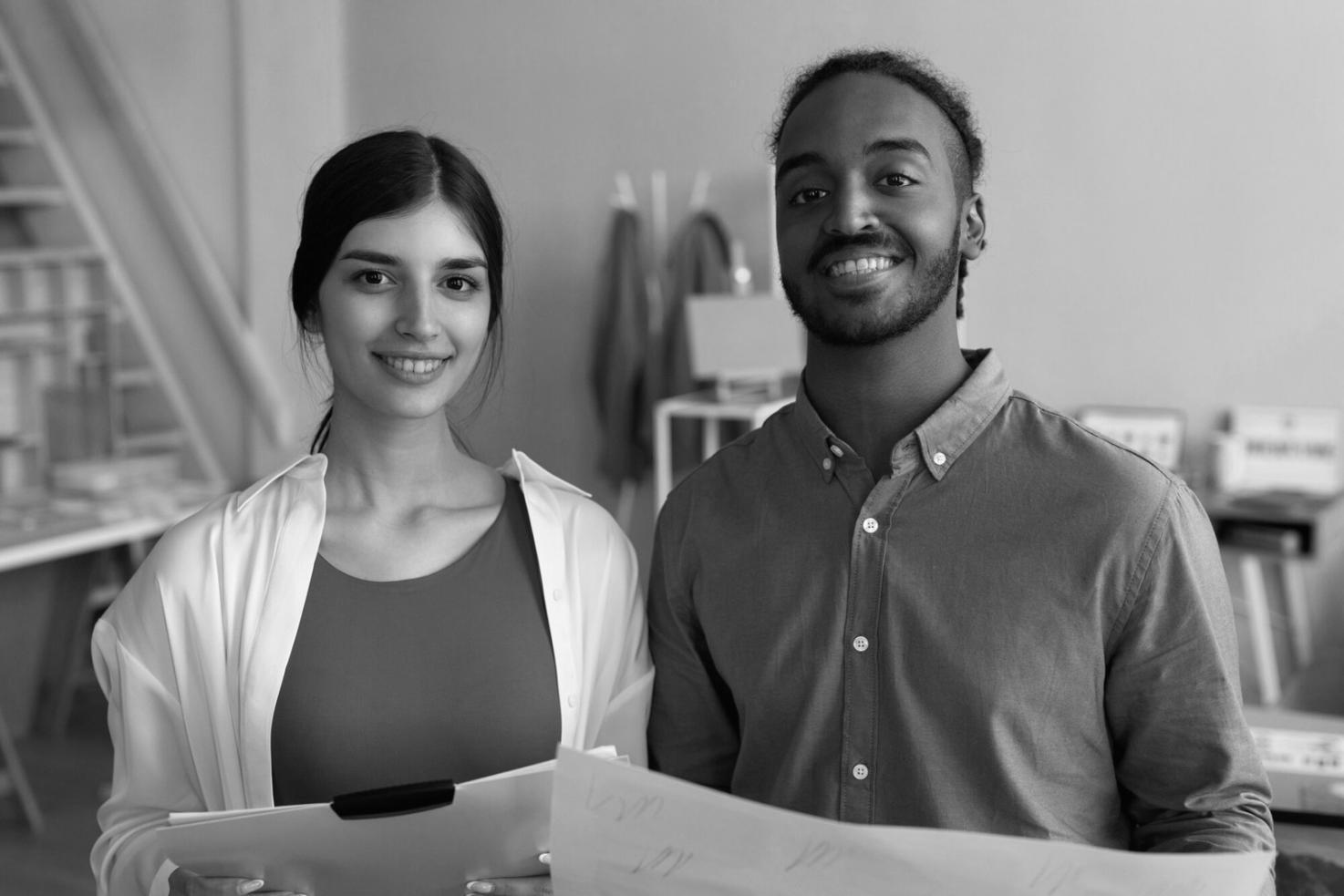 Environnement de travail d'analyse financière avec écrans multiples